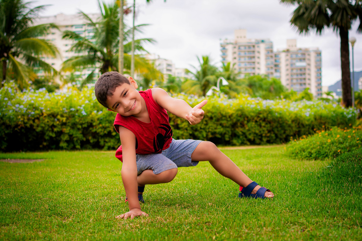 Menino fantasiado de Homem Aranha no Rio 2 Park.
