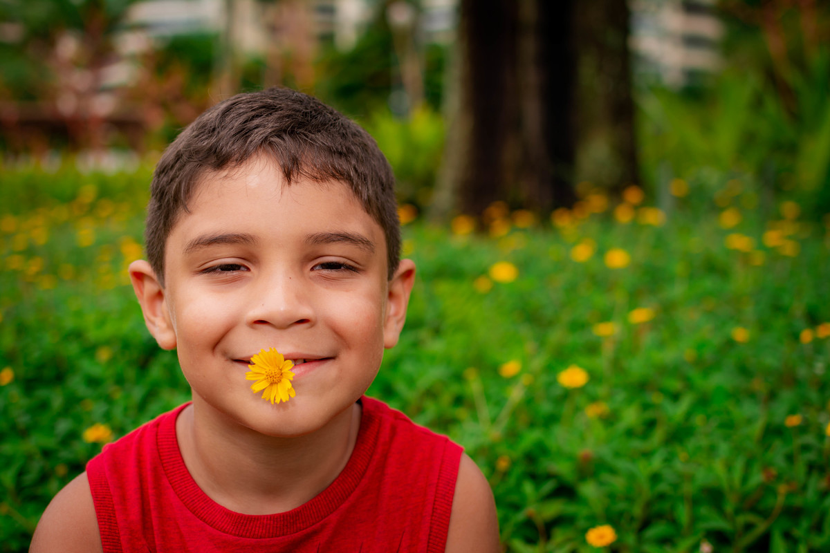 Menino num jardim de margaridas no Rio 2 Park.