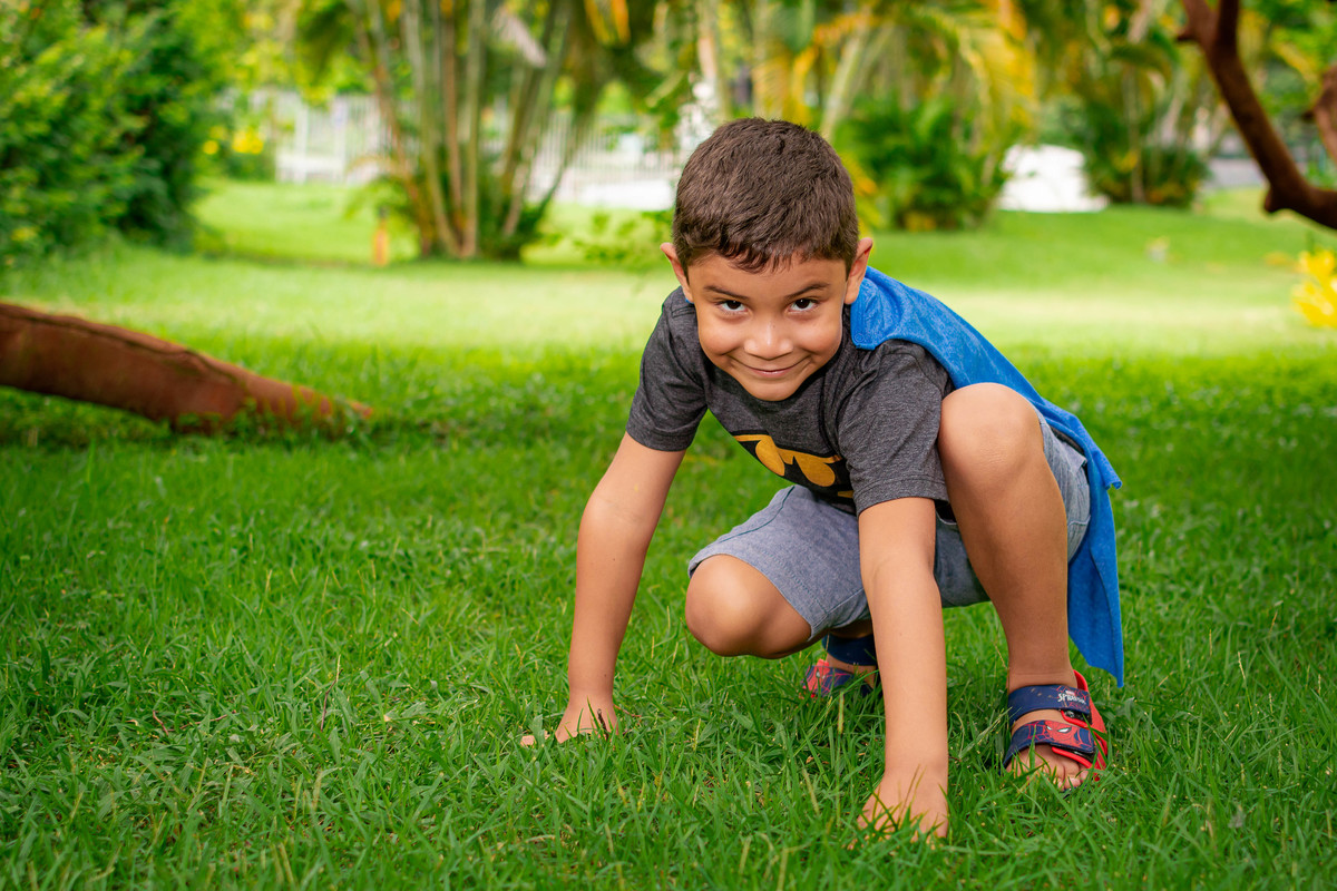 Menino fantasiado de Batman, no Rio 2 Park.
