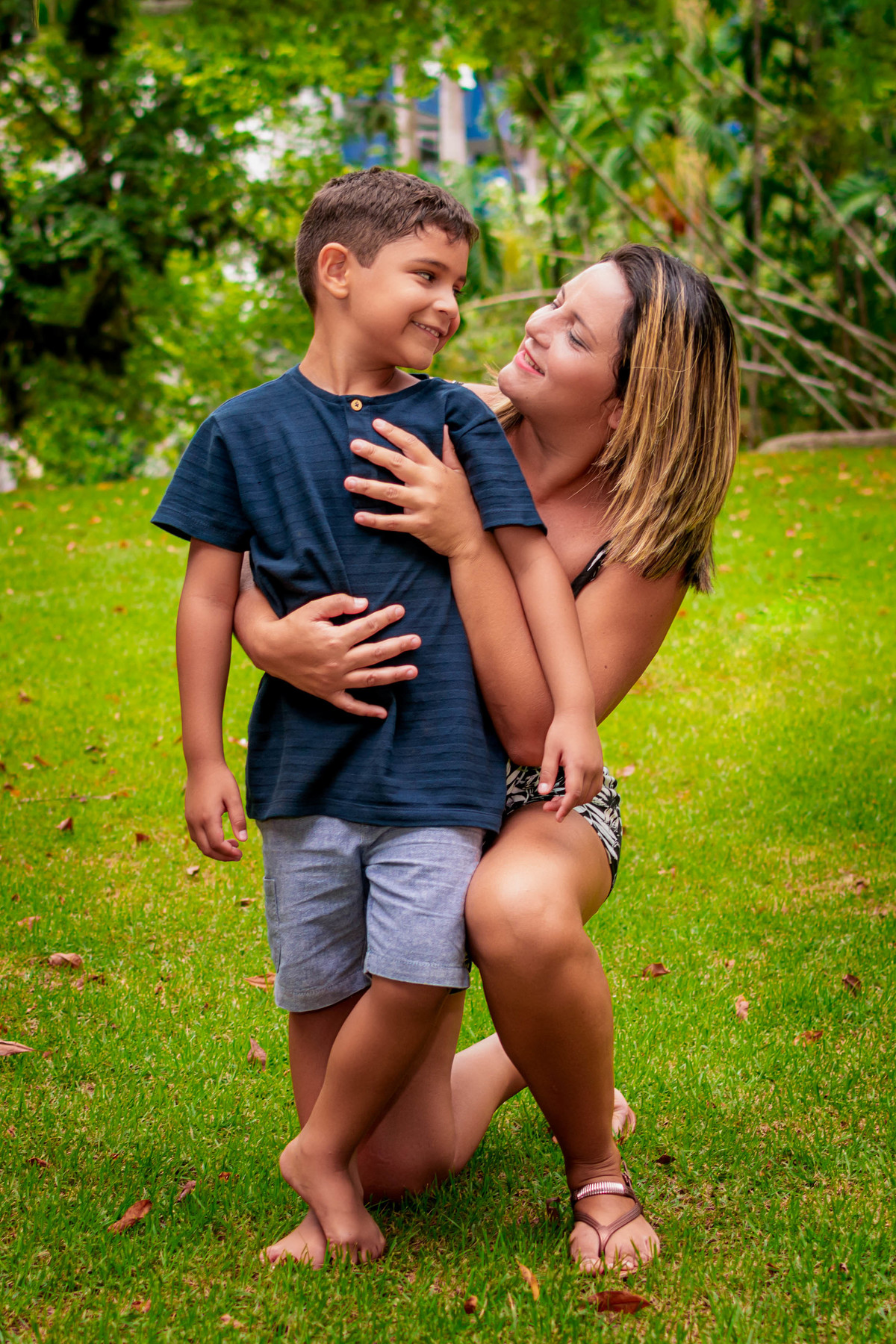 Mãe e filho no Jardim do Rio 2 park.