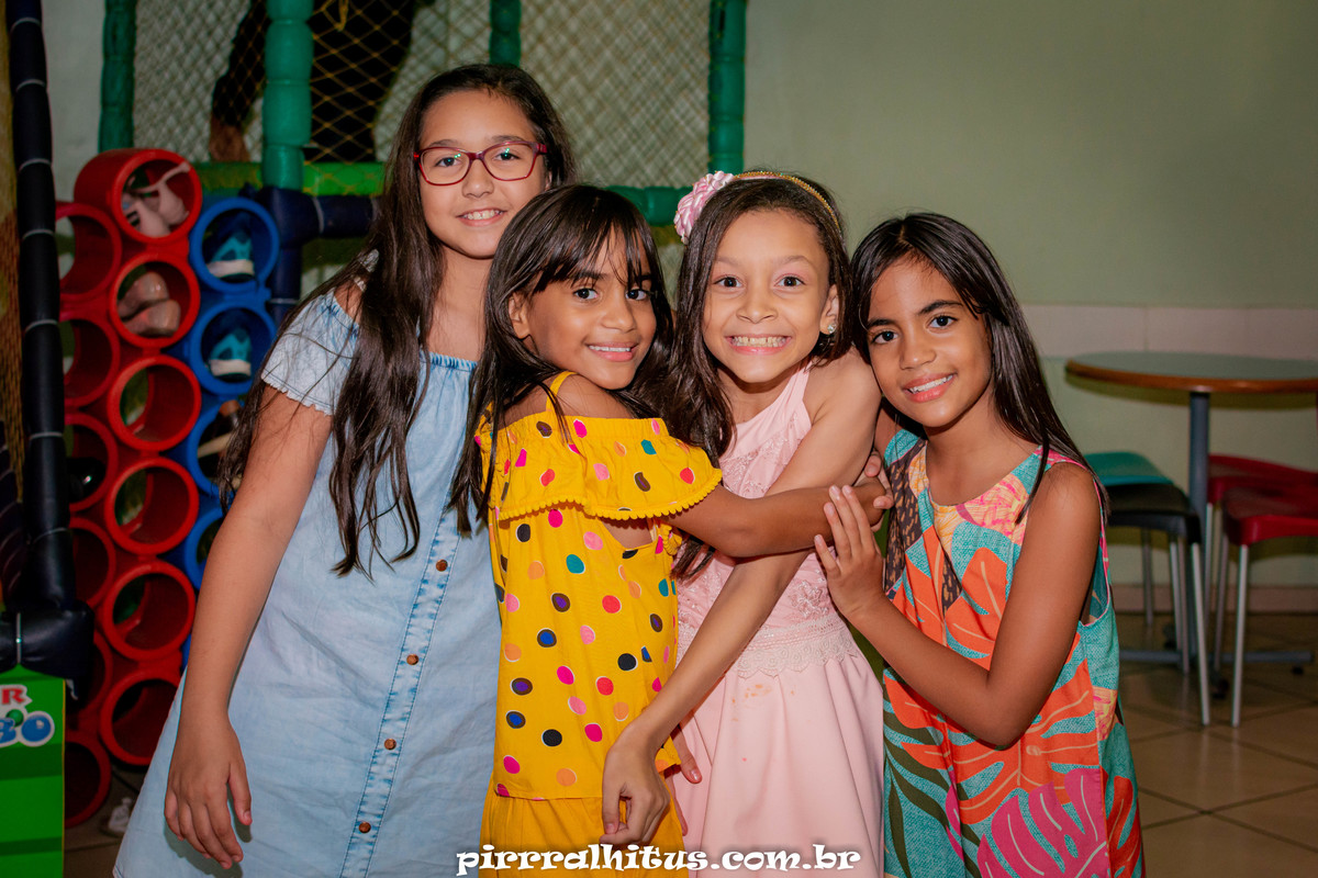 Aniversariante e amigas na casa de festas Espaço Diversão na Ilha do Governador.