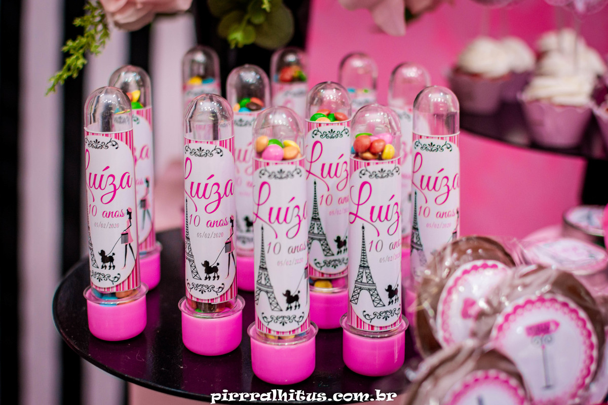 Confete em tubinhos, decoração da mesa do bolo, tema Paris.