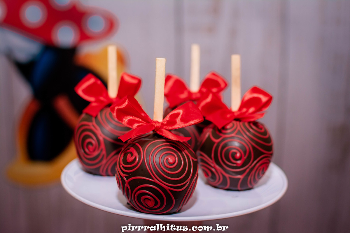 Maçã de chocolate, doces para festa com tema minie vermelha.