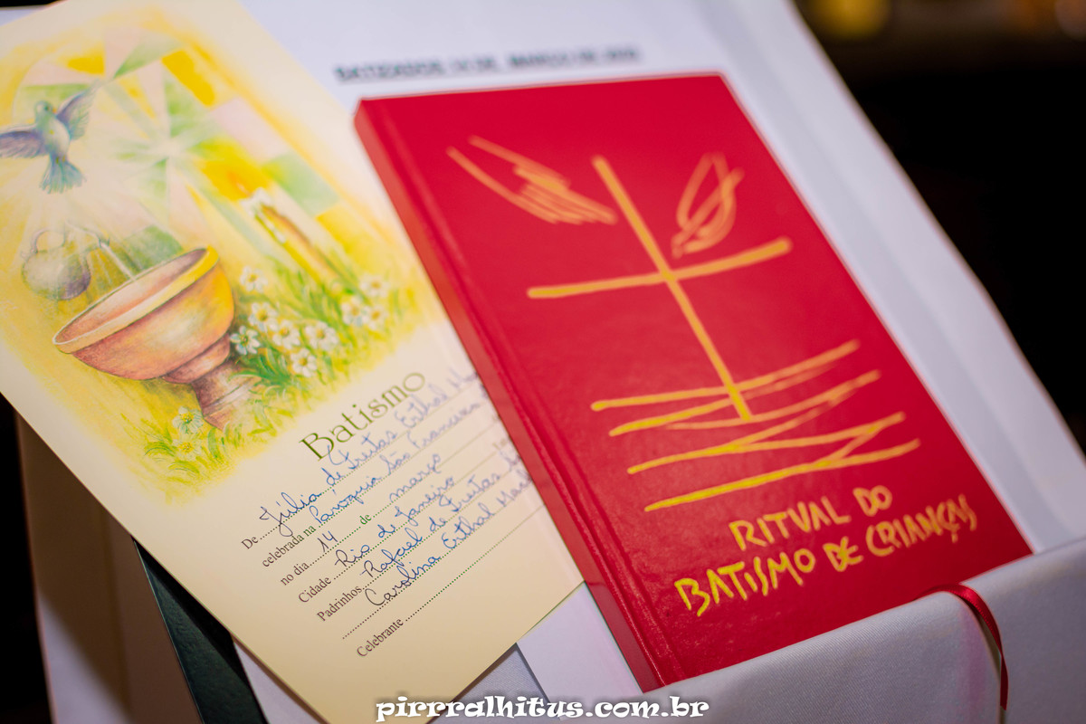 Certificado e livro de ritual de batismo.