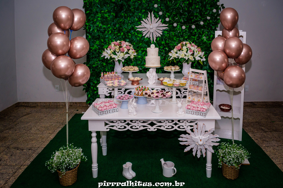 Decoração da mesa de bolo para batizado.