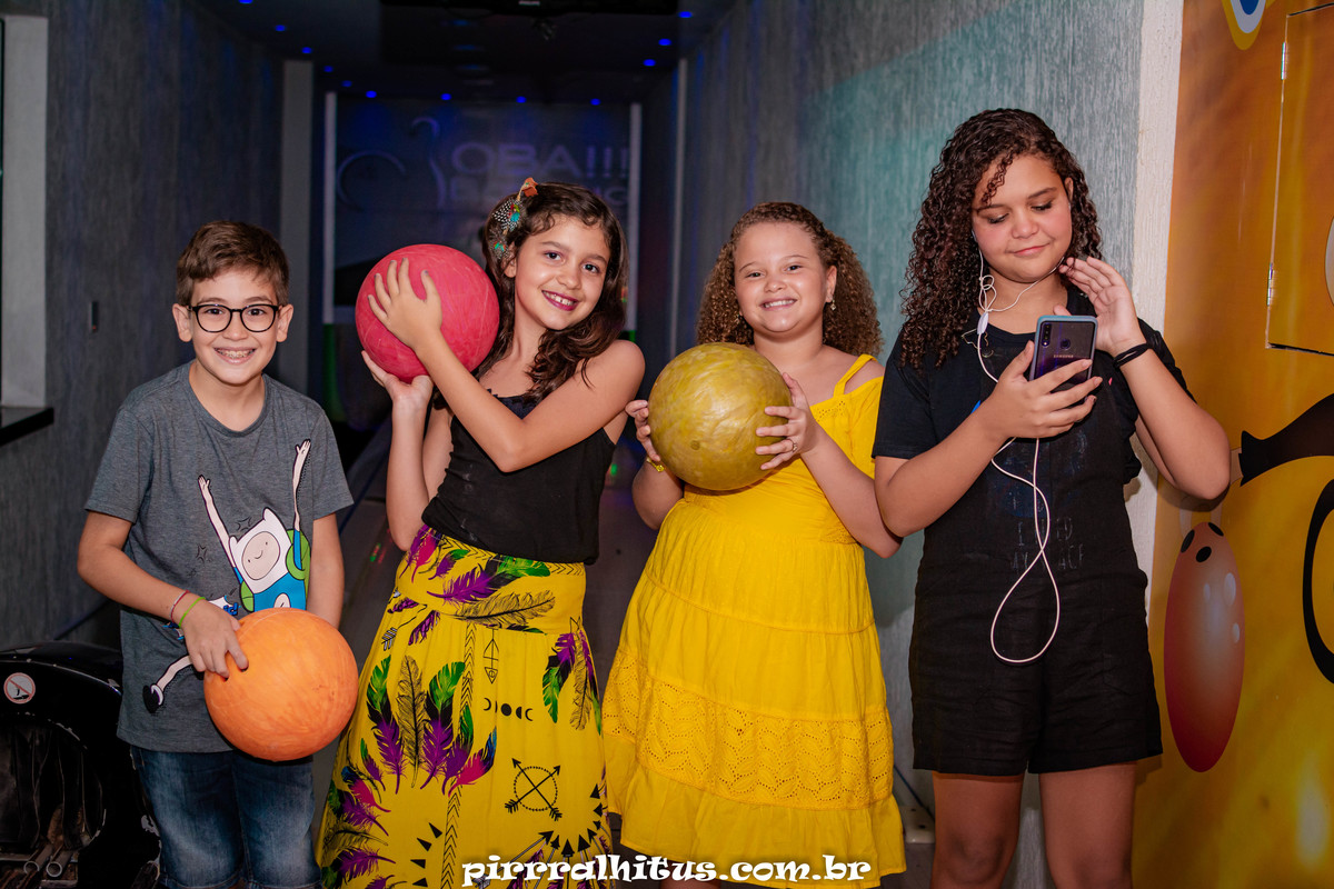 crianças com bola de boliche na casa de festas oba festas.