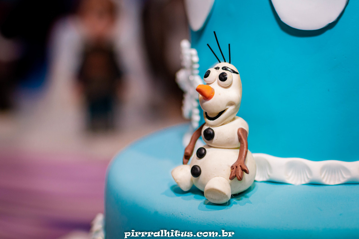 Olaf - decoração do bolo fake.
