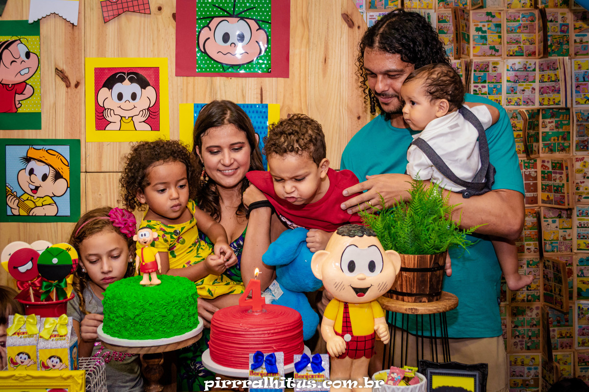 Menino soprando a vela do bolo na Casa de Festas Mundo da Lua