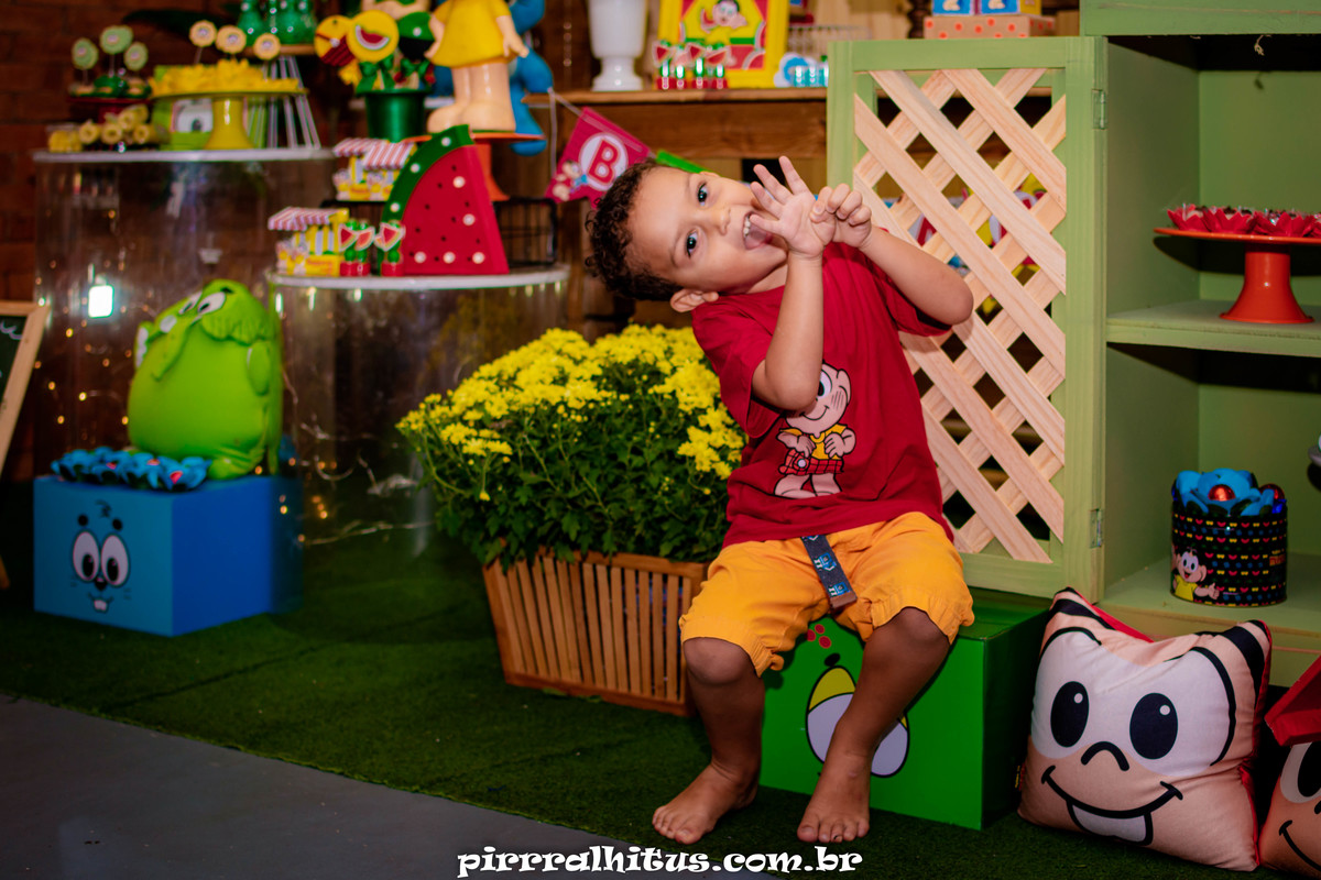 Benjamin na mesa do Bolo na casa de festas Mundo da Lua.