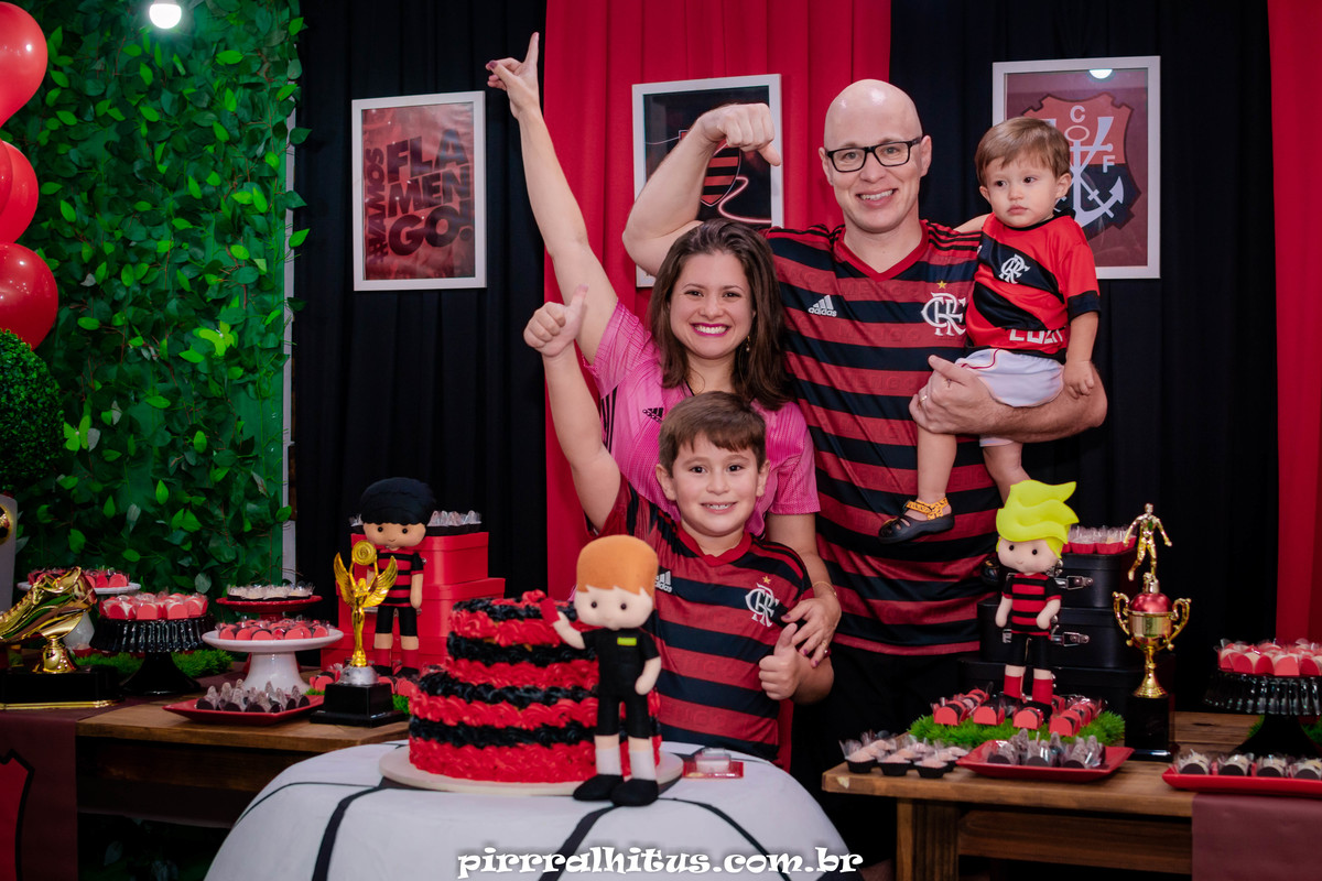 Família comemorando aniversário com tema flamengo. Casa de festas Na Vila Festas.