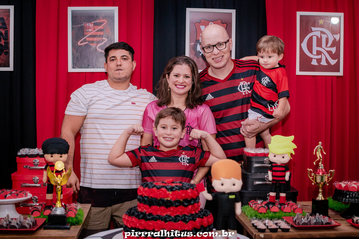 Aniversariante imitando Gabigol. Casa de festas Na Vila Festas. Festa infantil tema flamengo.