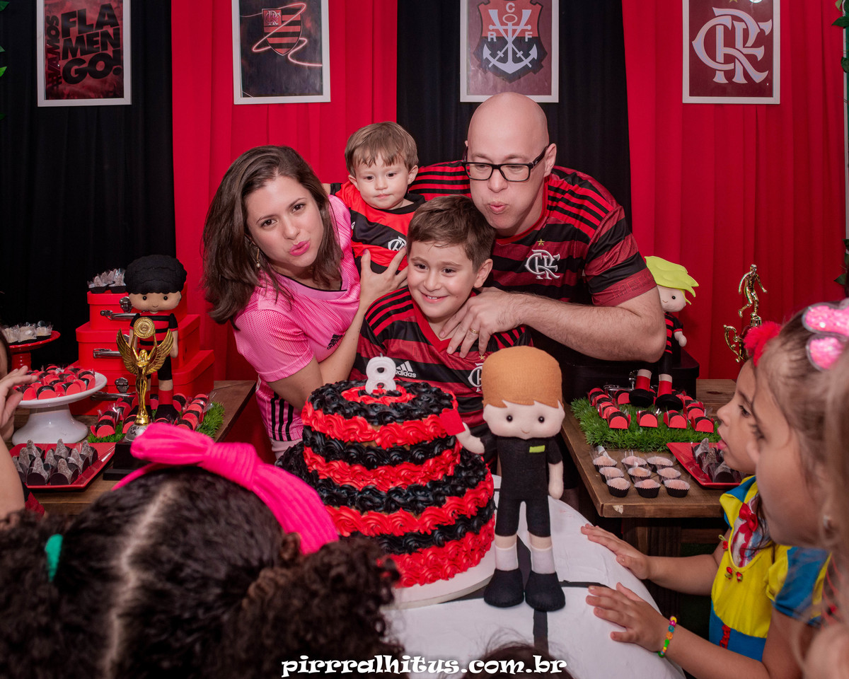 Pais e filho assoprando a vela do bolo do flamengo. Casa de Festas Na Vila Festas.