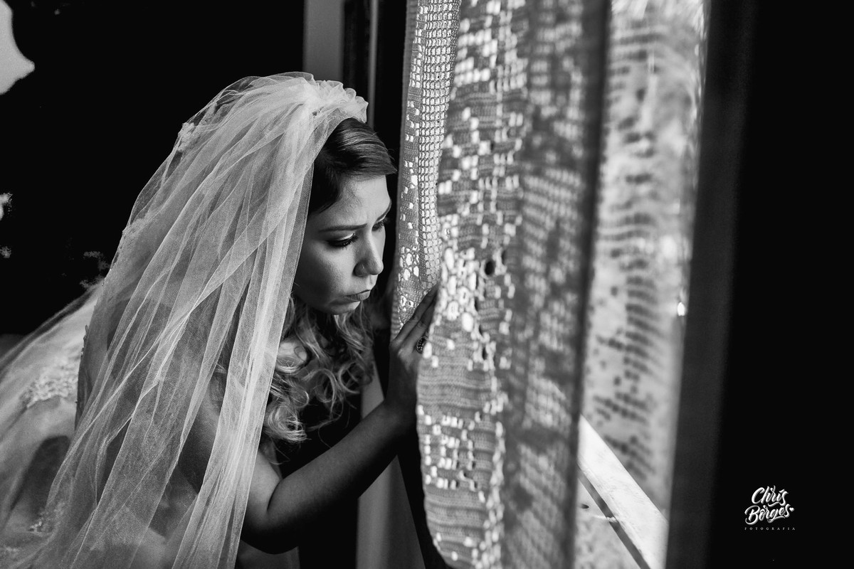 noiva espiando pela janela