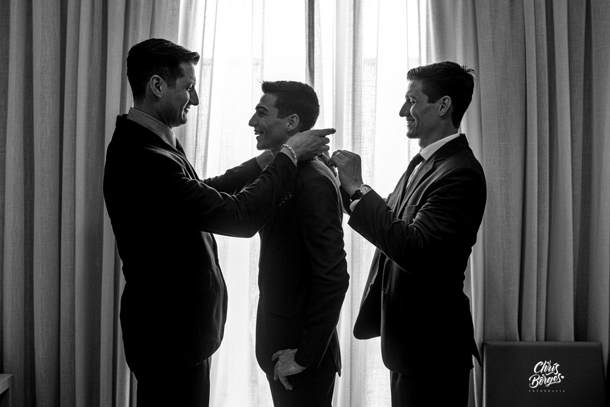 noivo se arrumando com padrinhos