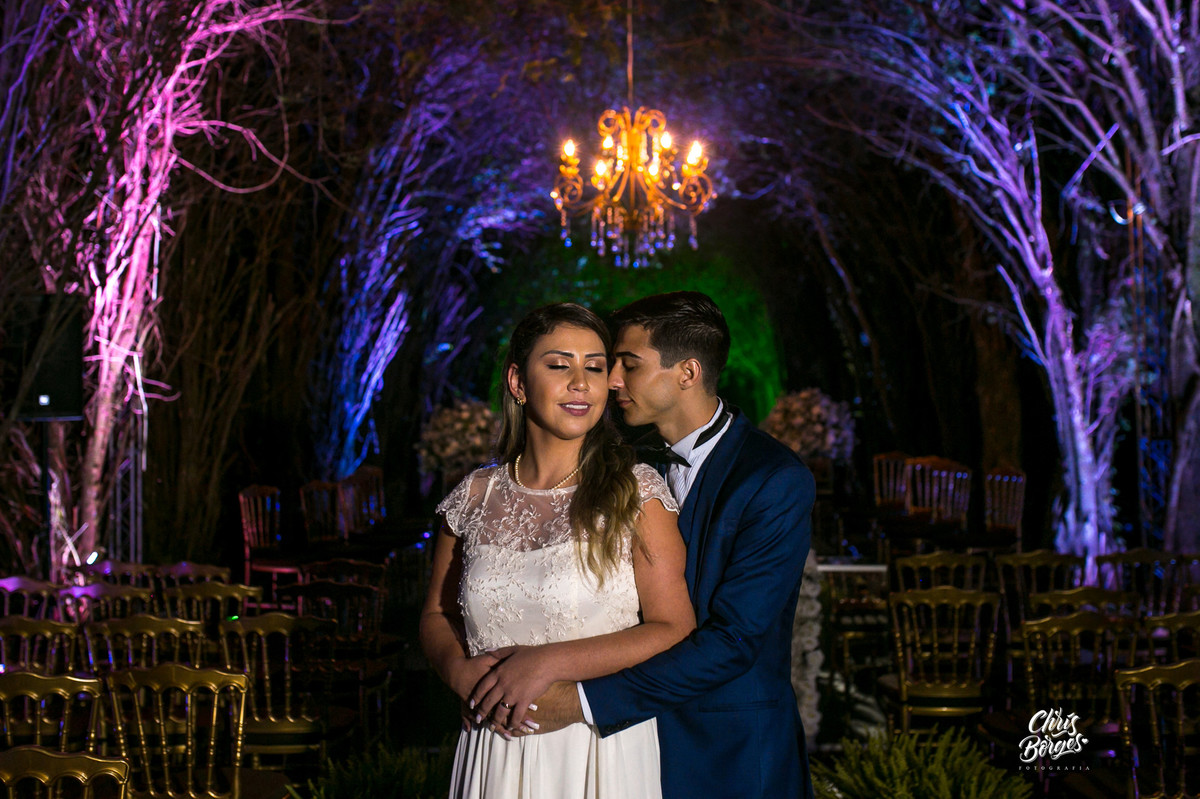 noivos posando pra foto