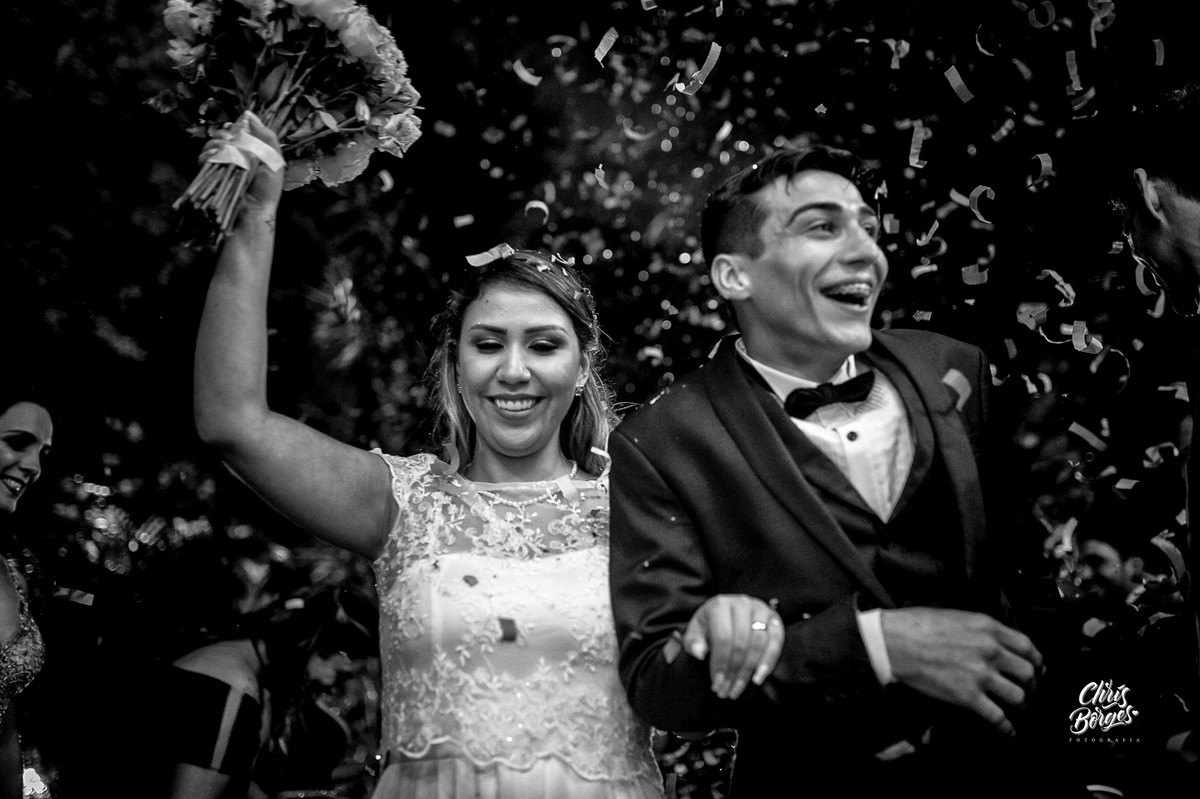 chuva de papel picado nos noivos