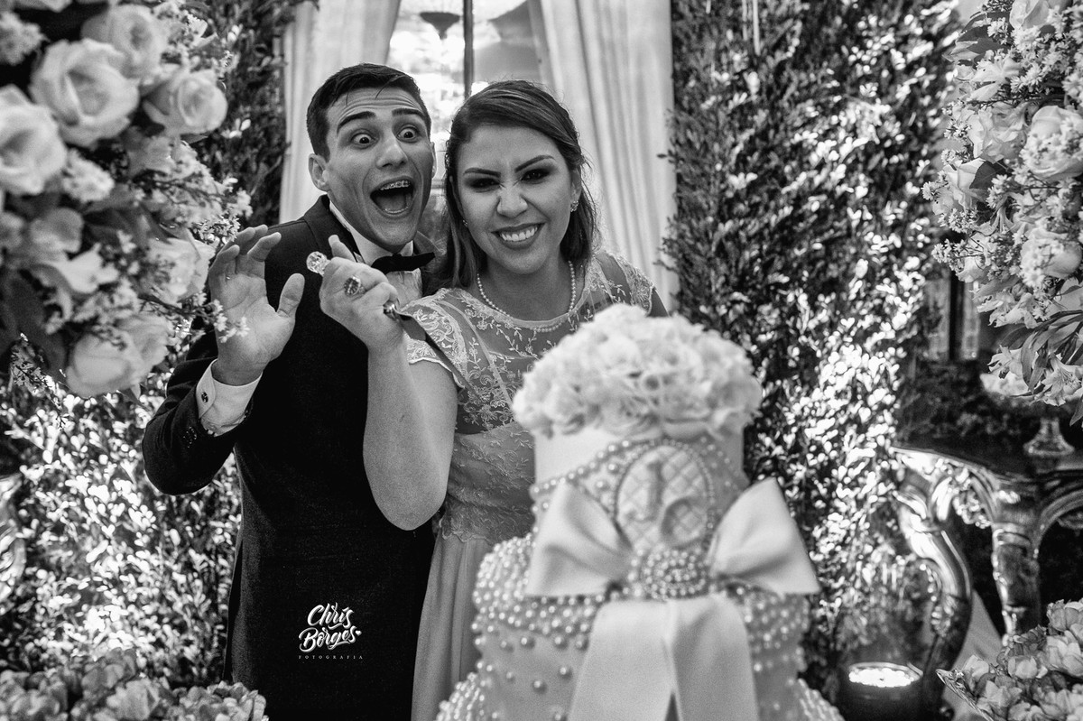 os noivos cortando o bolo