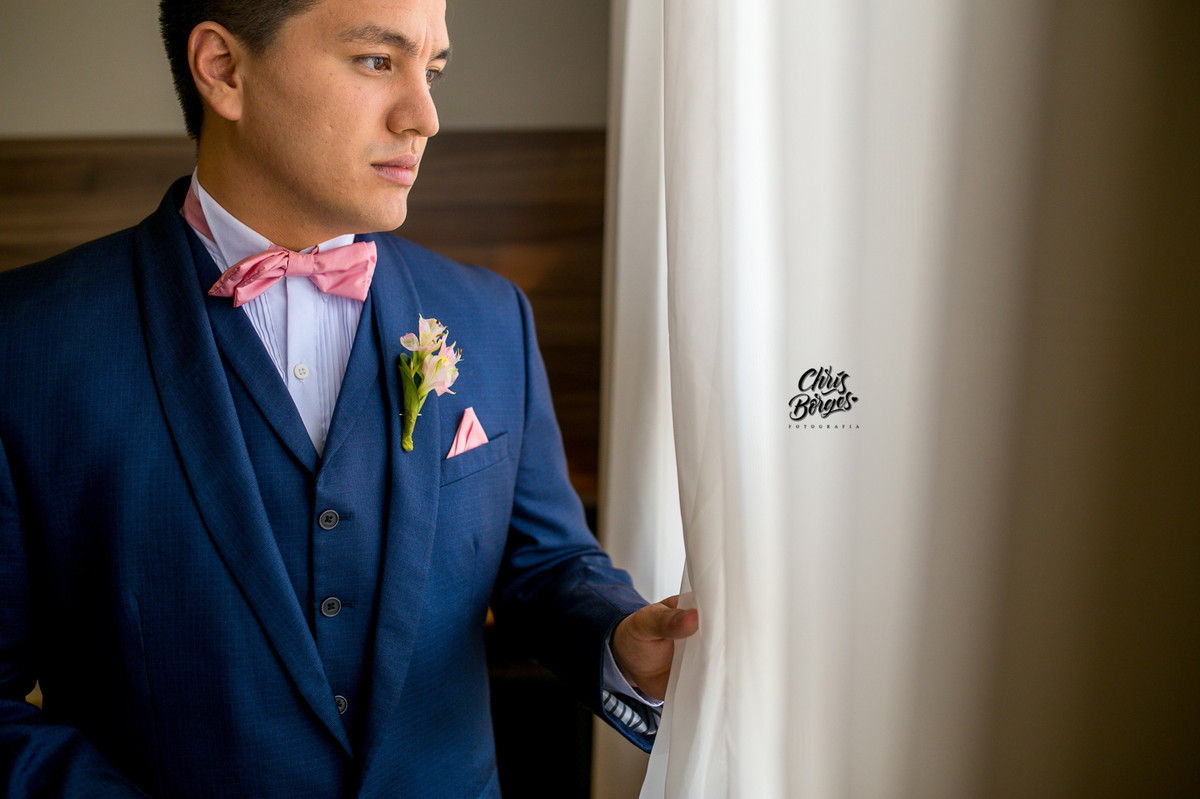 noivo olhando pela janela