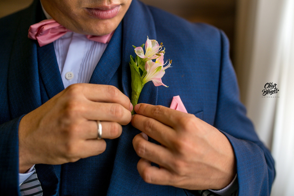 noivo arrumando a lapela