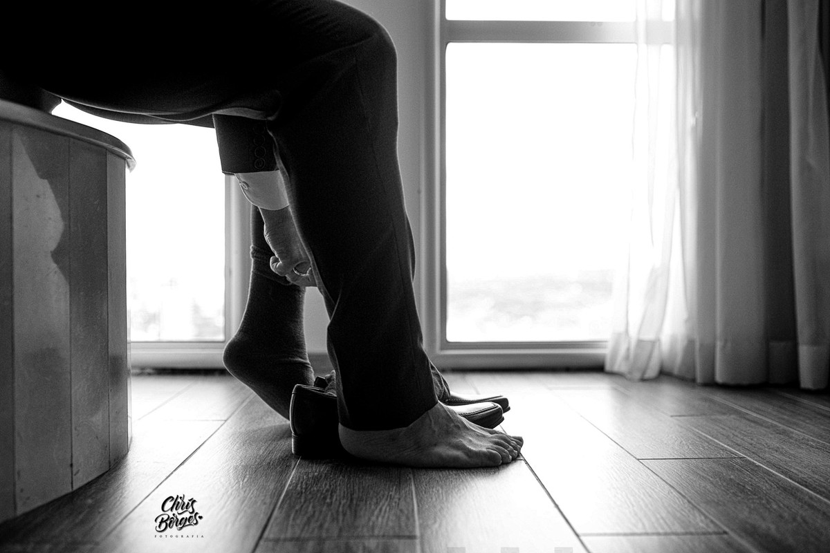 noivo colocando o sapato