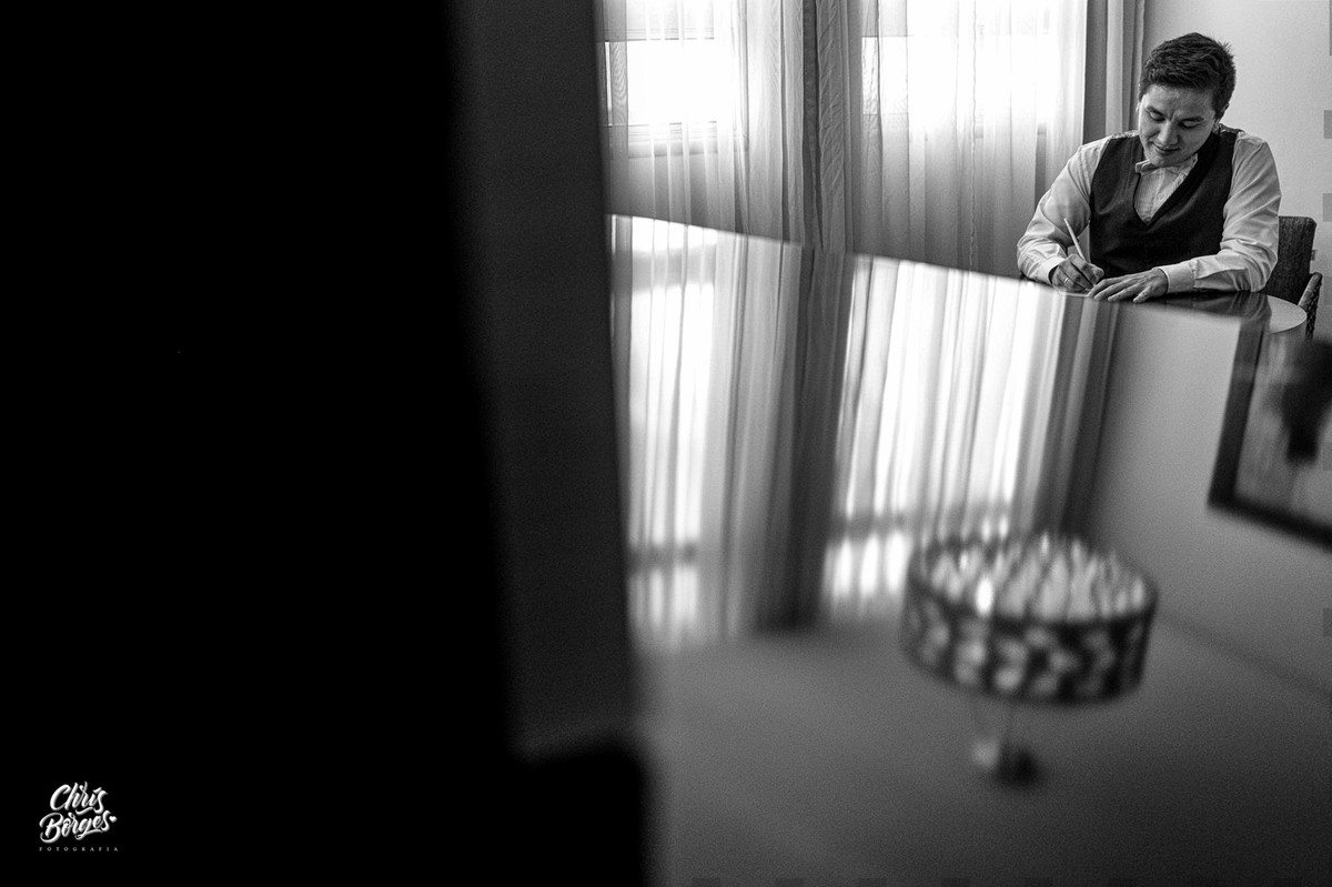 noiva escrevendo um bilhete para a noiva