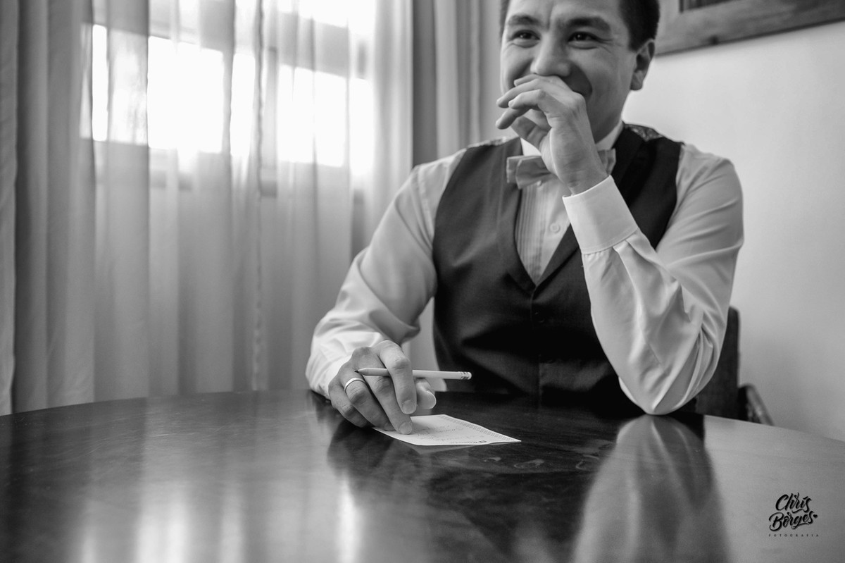 noivo escrevendo um bilhete para a noiva