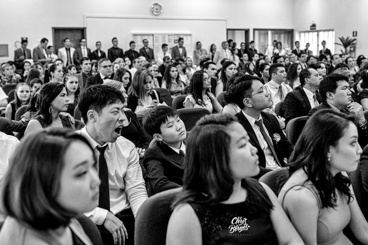 convidado bocejando durante a cerimônia