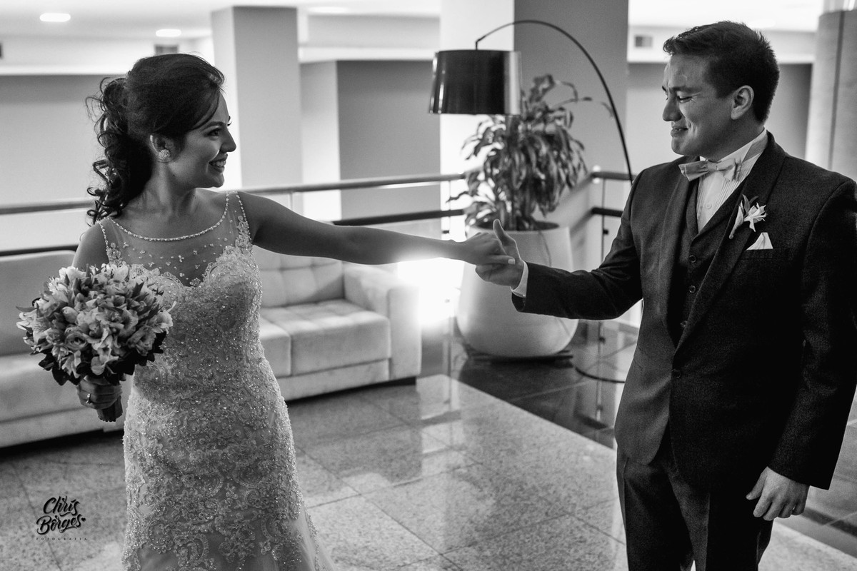 noivo emocionado ao ver a noiva