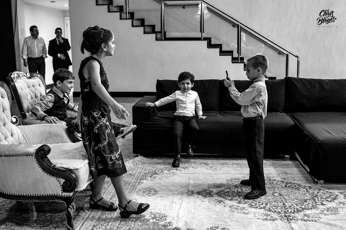 crianças tirando foto