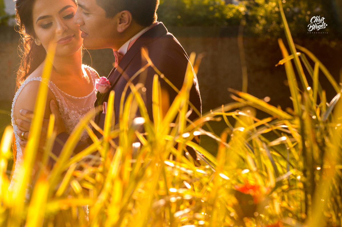 noivos posando pra foto