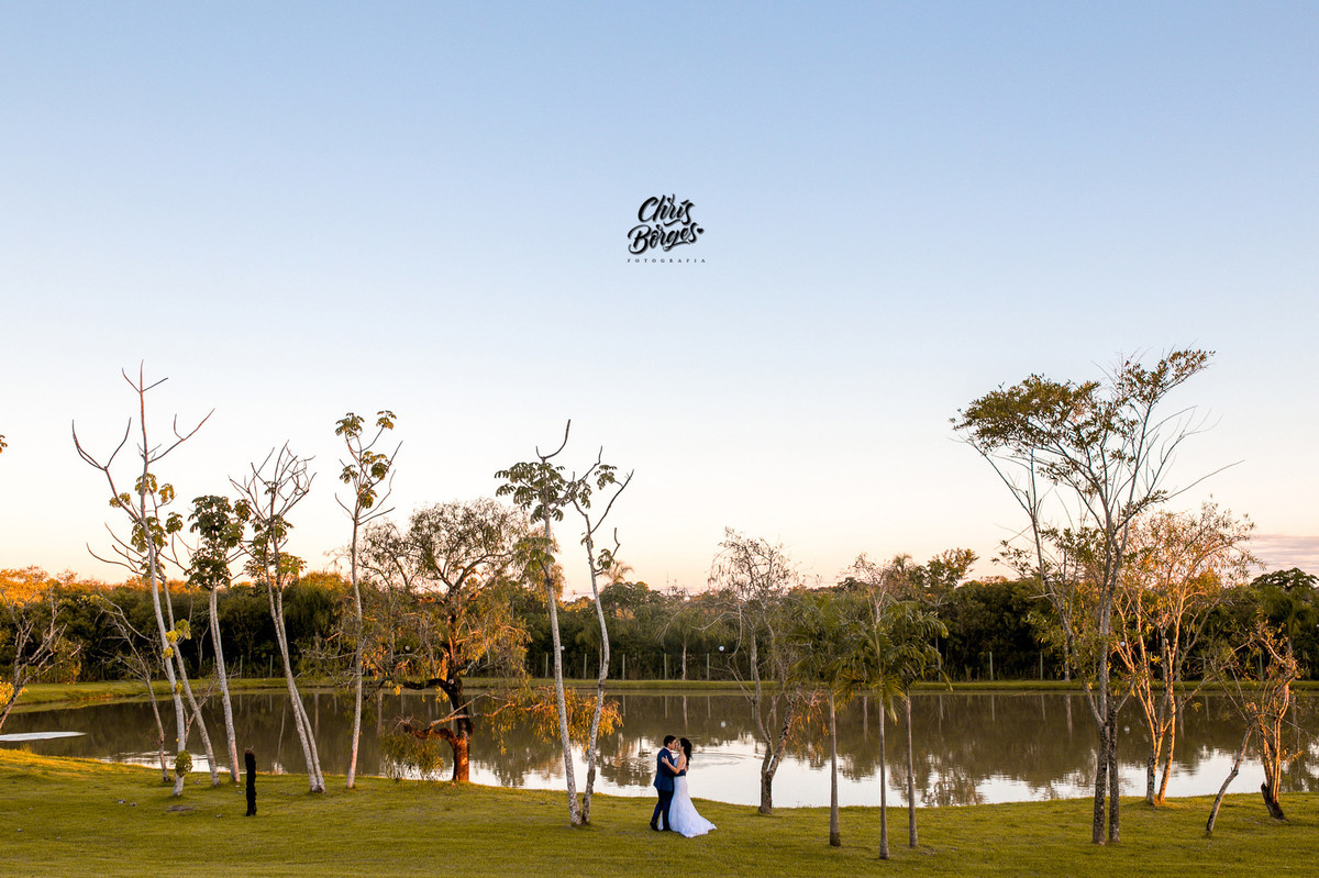 noivos à beira do lago