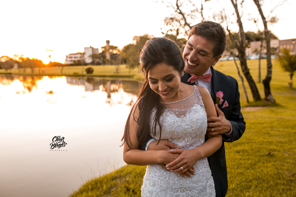 noivos sorrindo na beira do lago