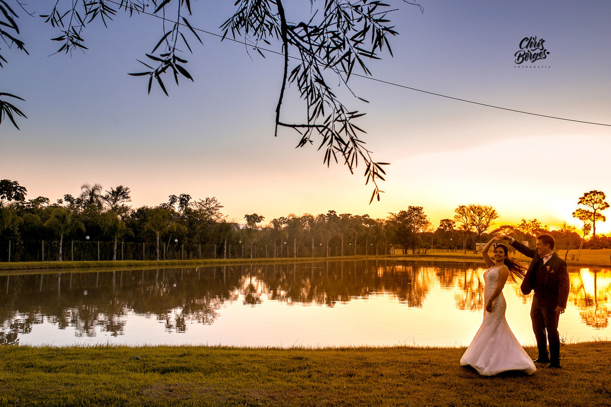 noivos dançando na beira do lago