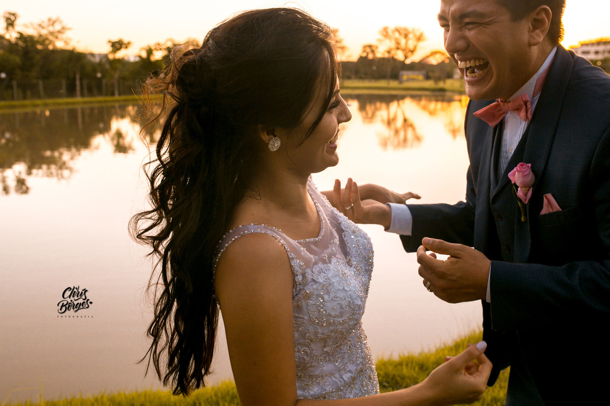 noivos sorrindo na beira do lago