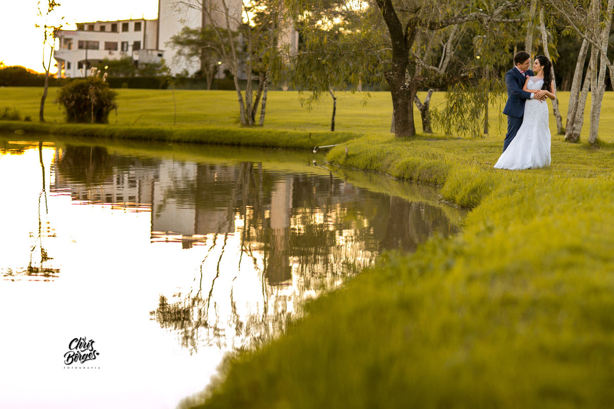 noivos à beira do lago