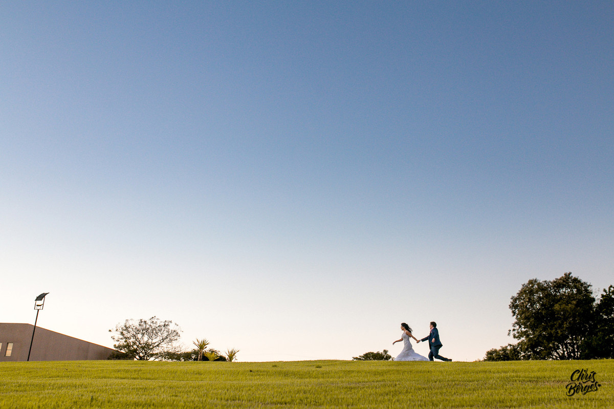 noivos correndo no gramado