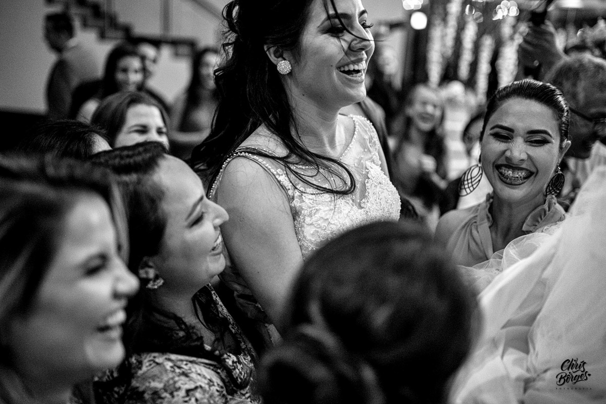 amigas jogando a noiva pra cima