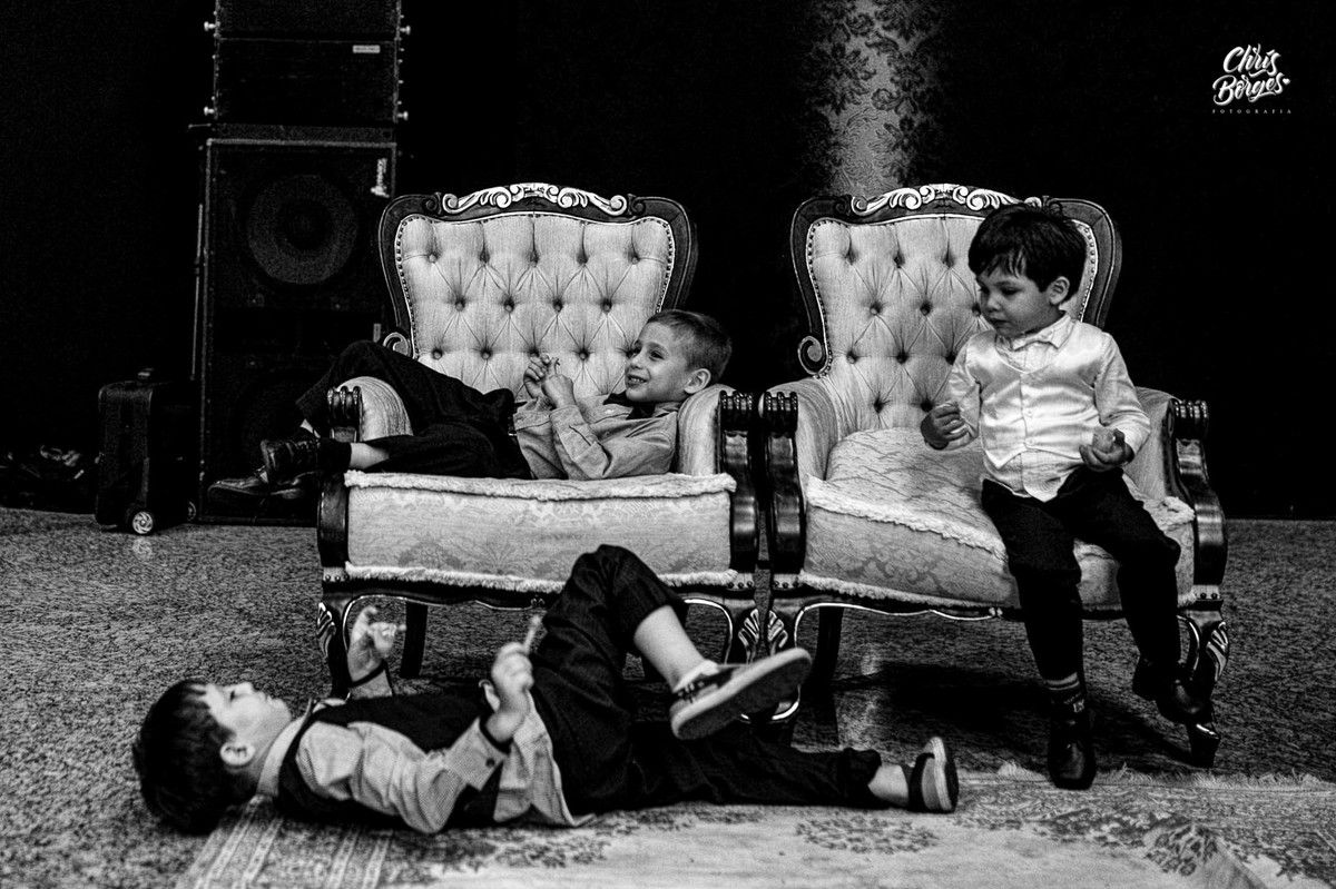 crianças descansando no casamento