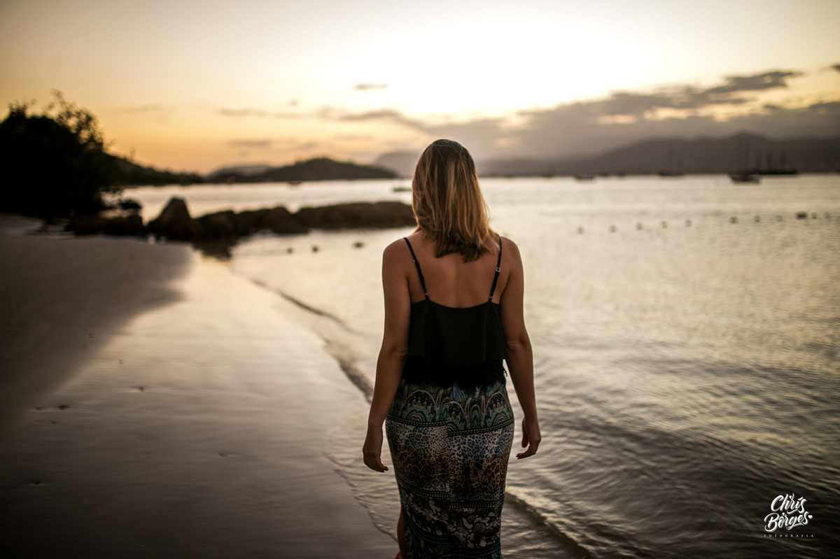 mulher caminhando na praia