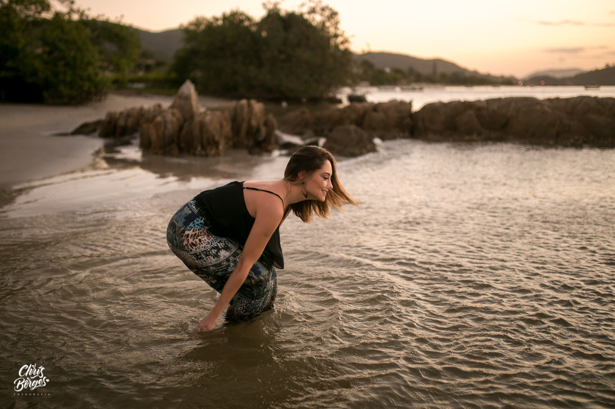 mulher jogando água