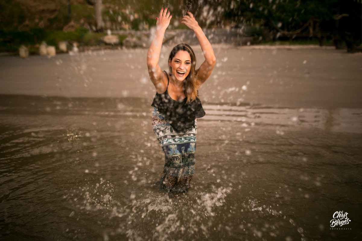 mulher jogando água