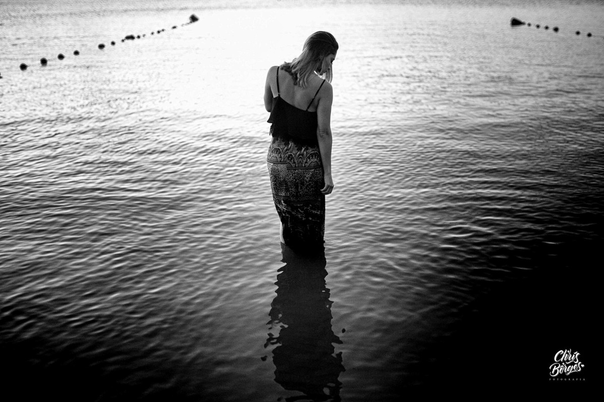 mulher no mar pensando