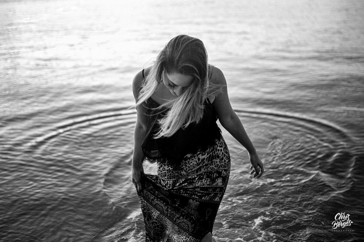 mulher saindo do mar