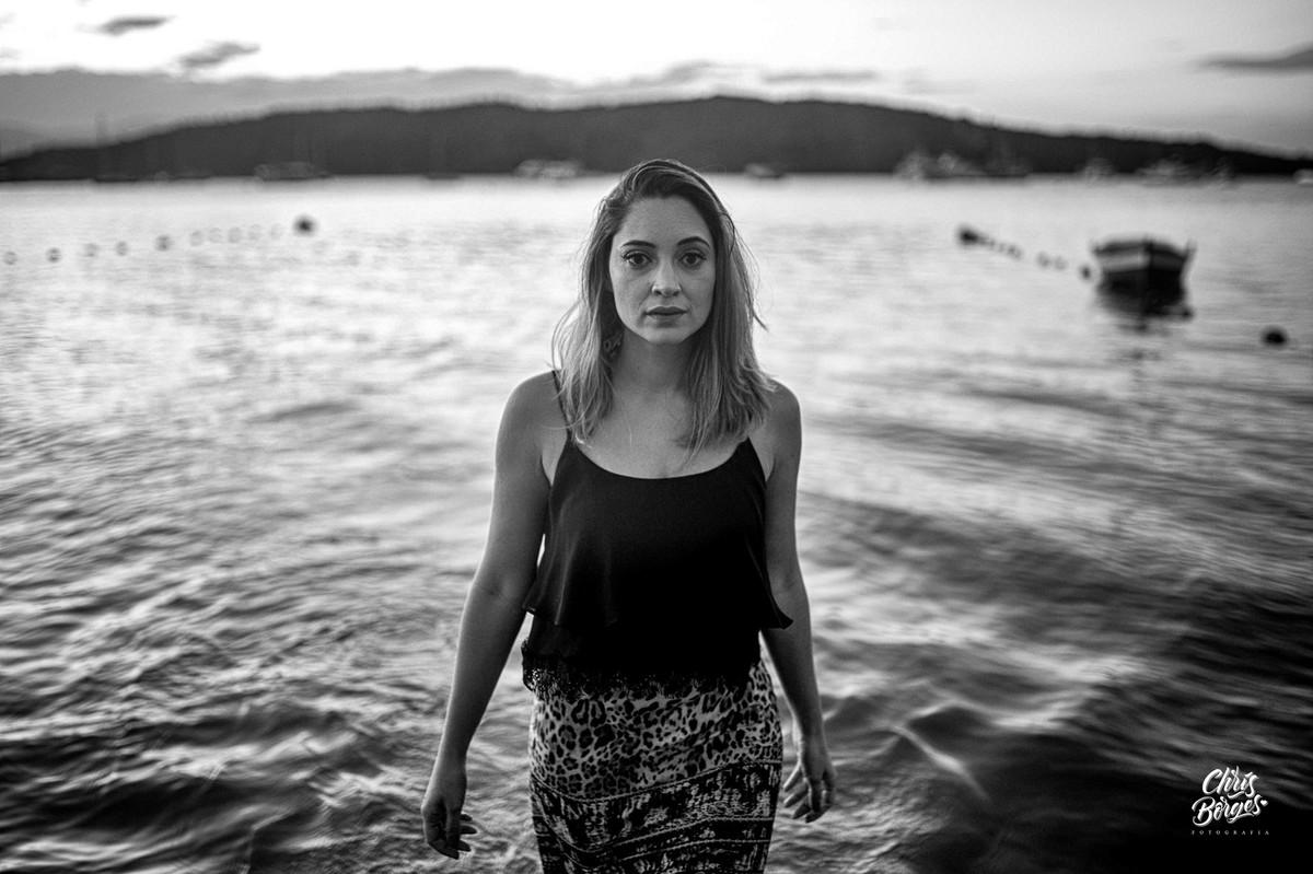 mulher saindo do mar