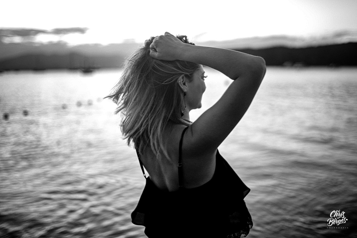 mulher segurando os cabelos