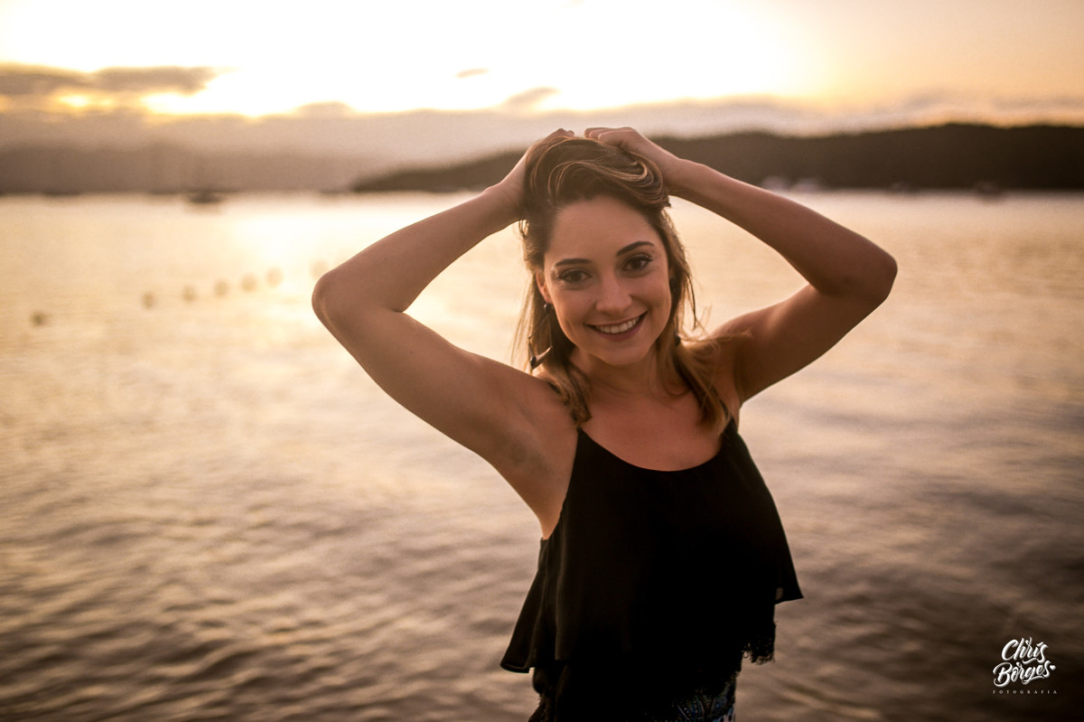 mulher segurando os cabelos