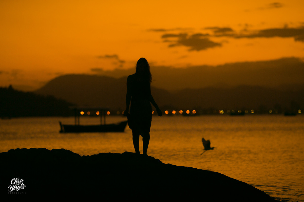 silhueta de mulher na praia