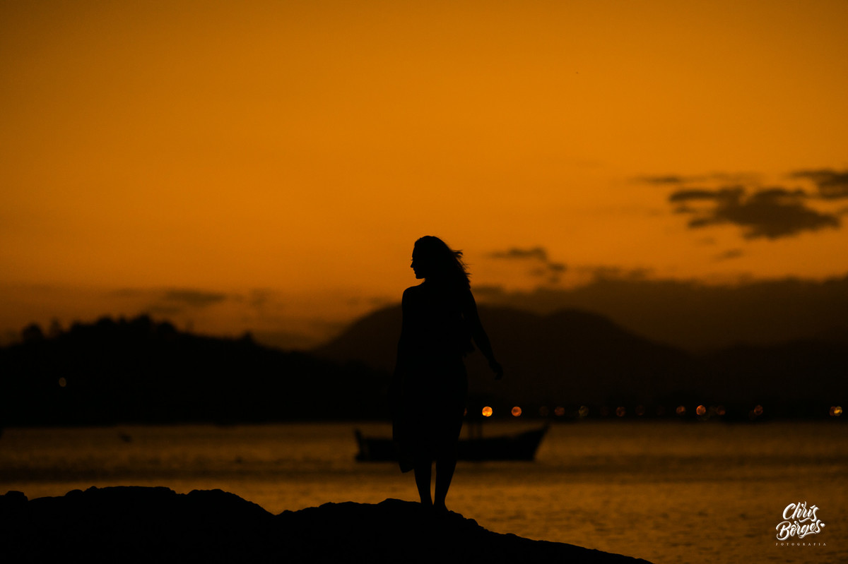 silhueta de mulher na praia