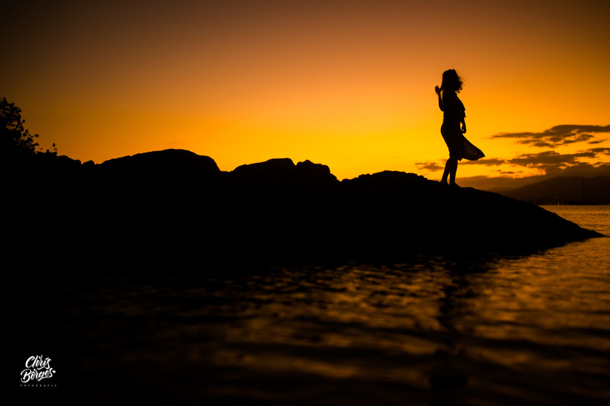 silhueta de mulher na praia