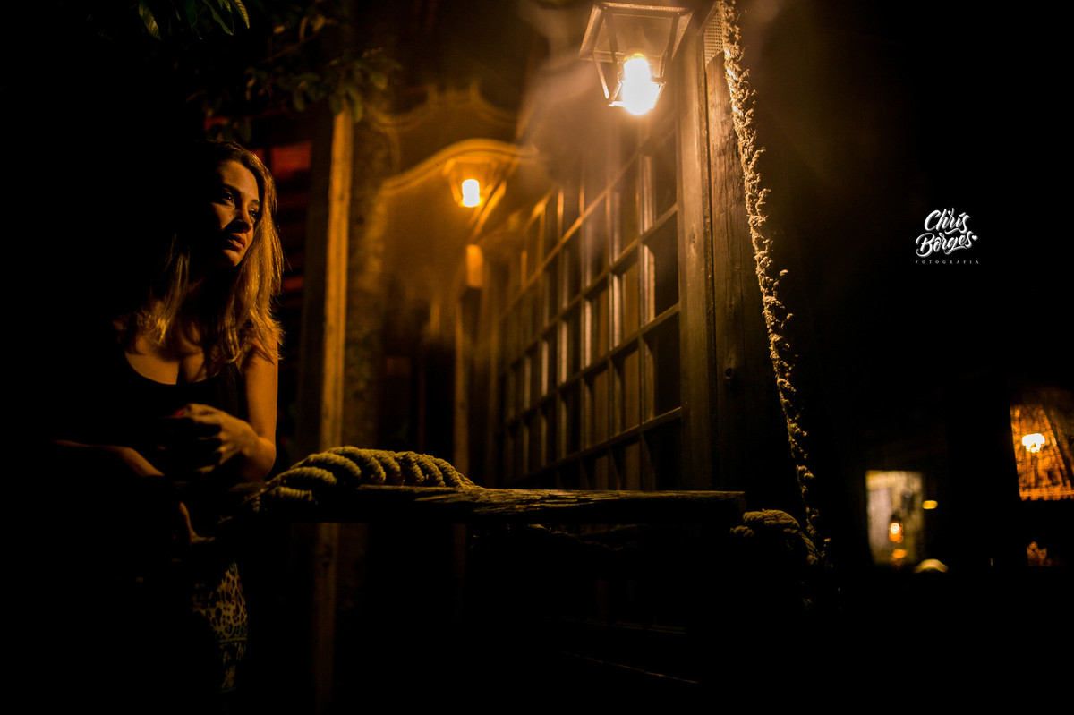 mulher posando em deck